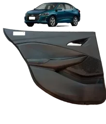 FORRO DE PORTA TRASEIRO EAQUERDO ONIX 20/25 PLUS SEDAN